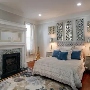 Huge 5 Bed, 5 Bath In Historic Downtown Bed & Breakfast